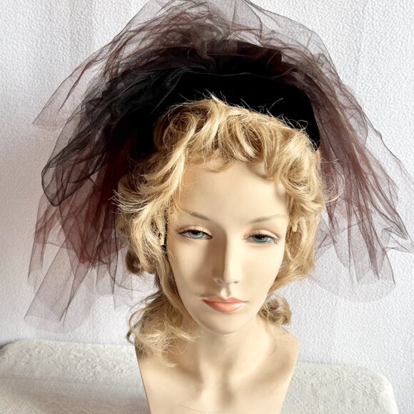 1960s Black Velvet Hat w/ Brown Netting Mob Wife Widow - Picture 4 of 9